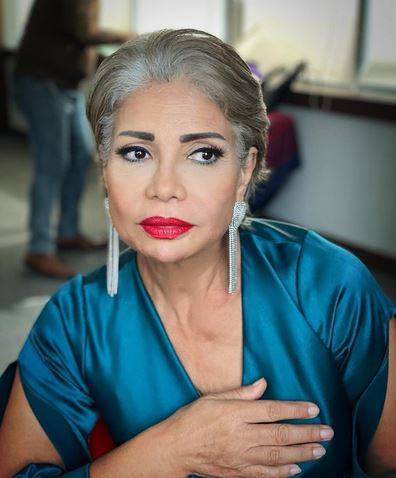 بالصور - سوسن بدر تلفت الأنظار بشعرها الأبيض وإطلالتها الأنيقة