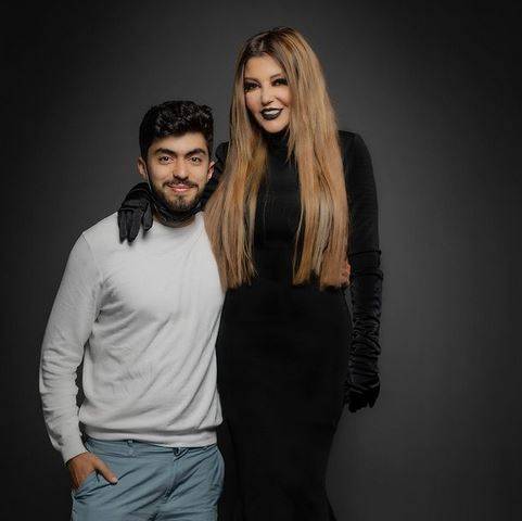 بالصور - ابن سميرة سعيد يلتقي بشقيقته... تعرّفوا إليها
