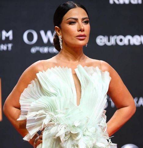 صبا مبارك تتألق بفستان أبيض وترفض رفعه على السجادة الحمراء