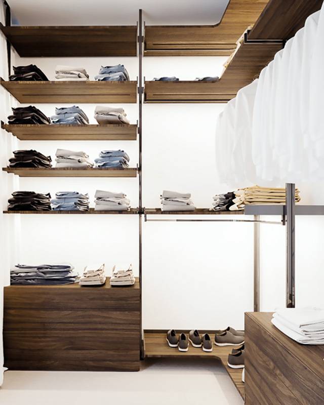 جانب من غرفة الملابس يظهر البساطة التي تلبّي كل الرغبات