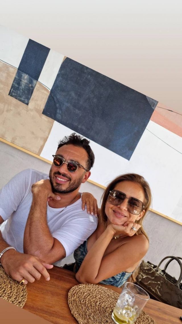 زوج نيللي كريم يسخر من هاني شاكر: سيُصدر قراراً بعدم الغناء في الحمّام