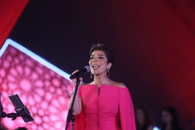 بالفيديو - أصالة تتغزل بزوجها على المسرح وتتعرّض لموقف محرج بعد تمزّق فستانها