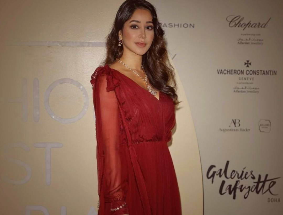 بالصور - أسيل عمران تختار إطلالات صيفية خفيفة لعطلتها في جزيرة