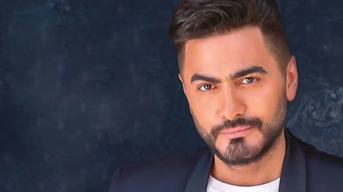 بالفيديو - تامر حسني يفاجئ عروسين في أميركا بدخوله بطريقة طريفة