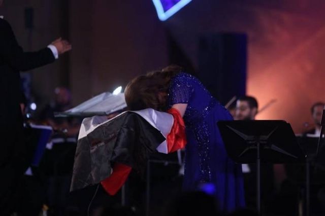 ماجدة الرومي تقبل العلم المصري