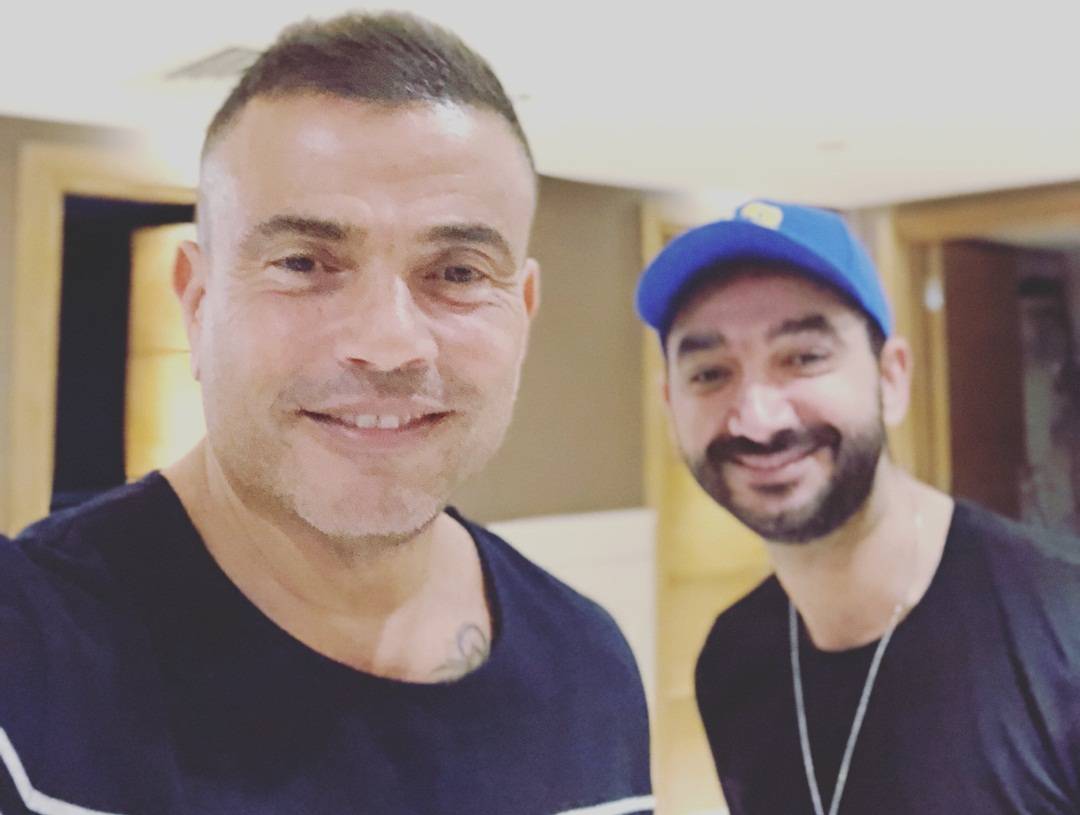 عمرو دياب يداعب نجل نادر حمدي والأخير يخفي وجه ابنه