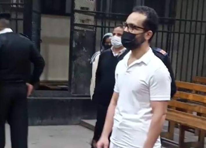 بالصور - أول ظهور لفنان مصري متهم بمحاولة اغتصاب 7 فتيات بالقوة