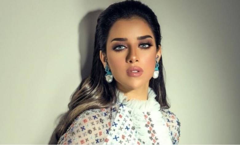 بالفيديو - بلقيس تشعل شوارع القاهرة بالرقص على أنغام ويجز