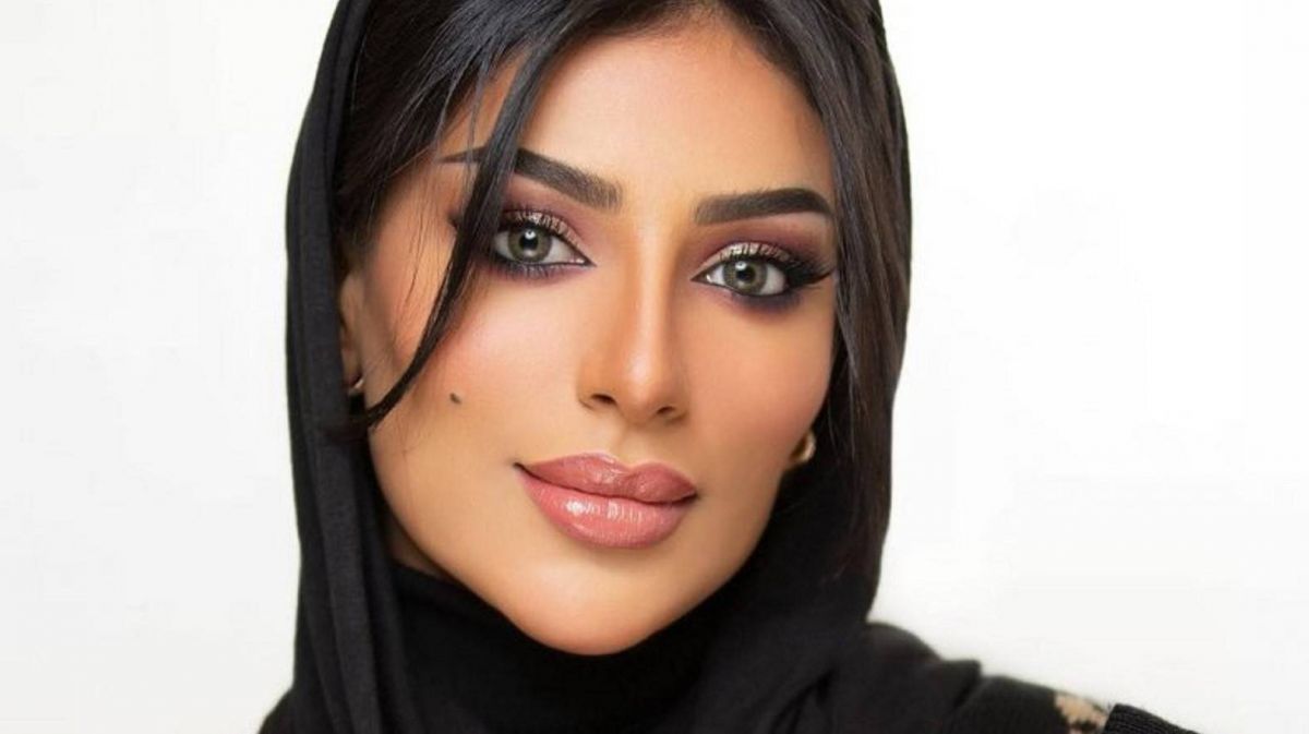 بالفيديو - فاطمة الأنصاري بلا حجاب... وشقيقتها أمل الأنصاري تسخر منها