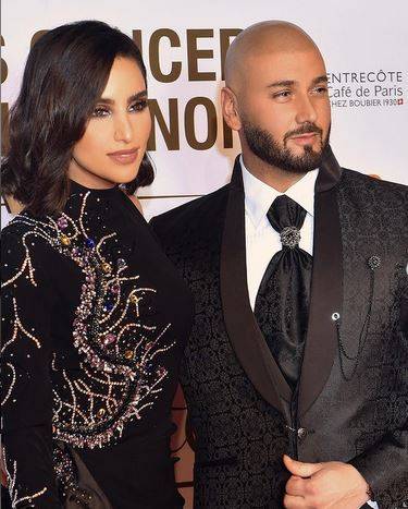 بالصور - خطيبة مساري تخطف الأنظار بفستانها الأنيق