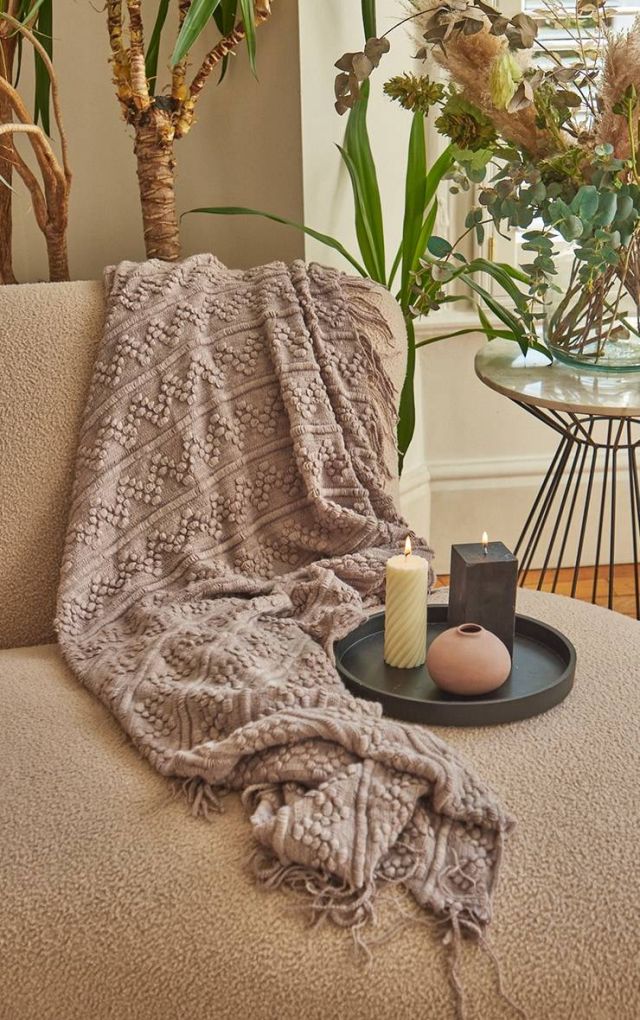 PLT LIVING ROOM SOFA THROW