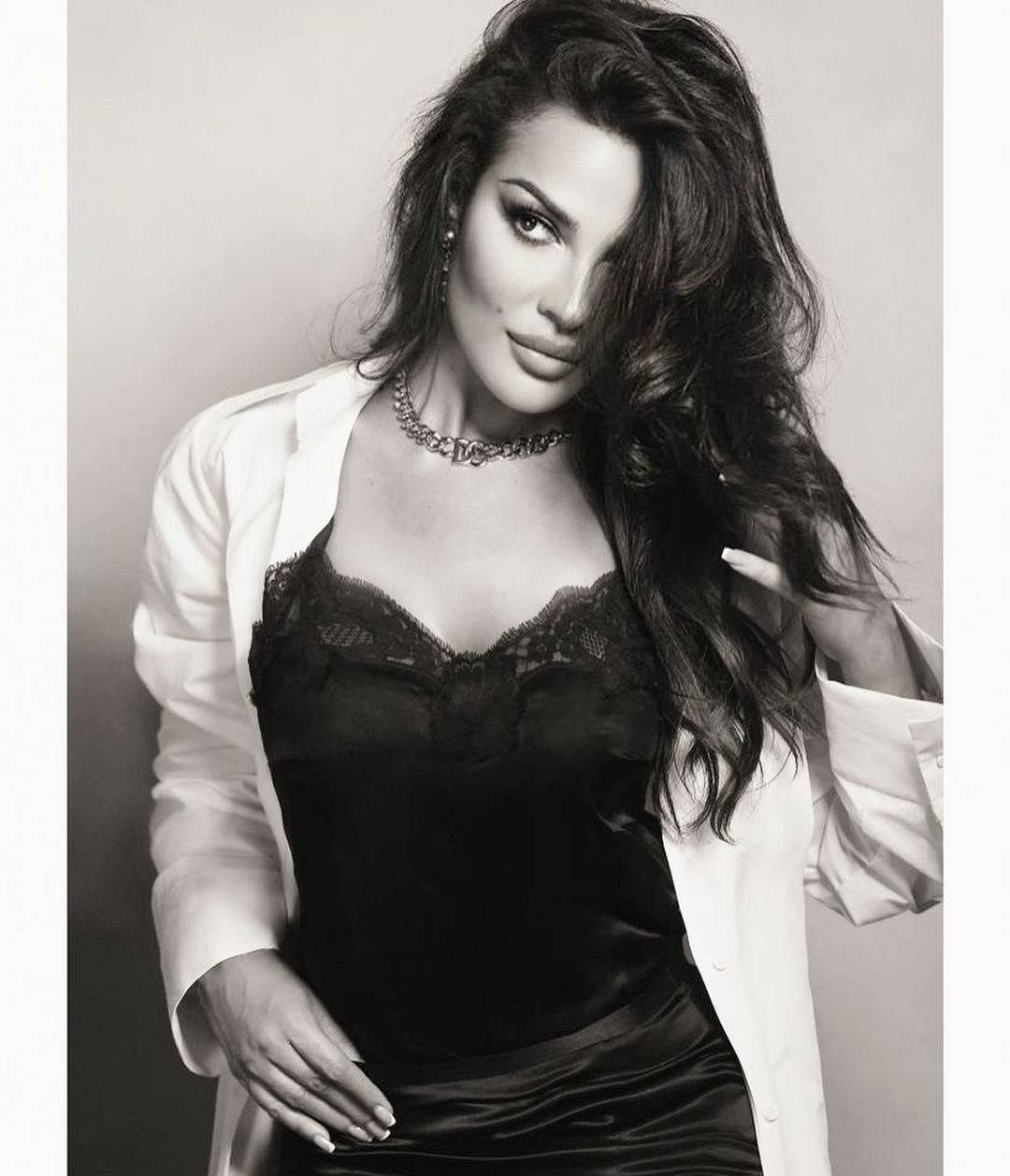 بالصور - نادين نسيب نجيم تضج أنوثة بتنورة قصيرة وتغيير جديد في شكلها