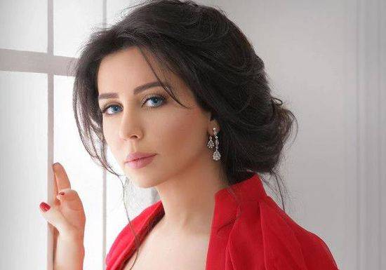 بالفيديو - إعلامية لبنانية تكشف تحرش أحد السياسيين بها... هكذا ضربته