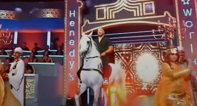 بالفيديو - أحمد السقا يفاجئ محمد هنيدي ويدخل الاستوديو بالحصان