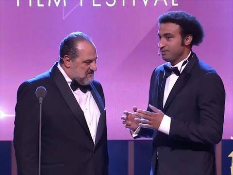 بالفيديو - علي ربيع بموقف كوميدي أمام جمهور مهرجان القاهرة السينمائي