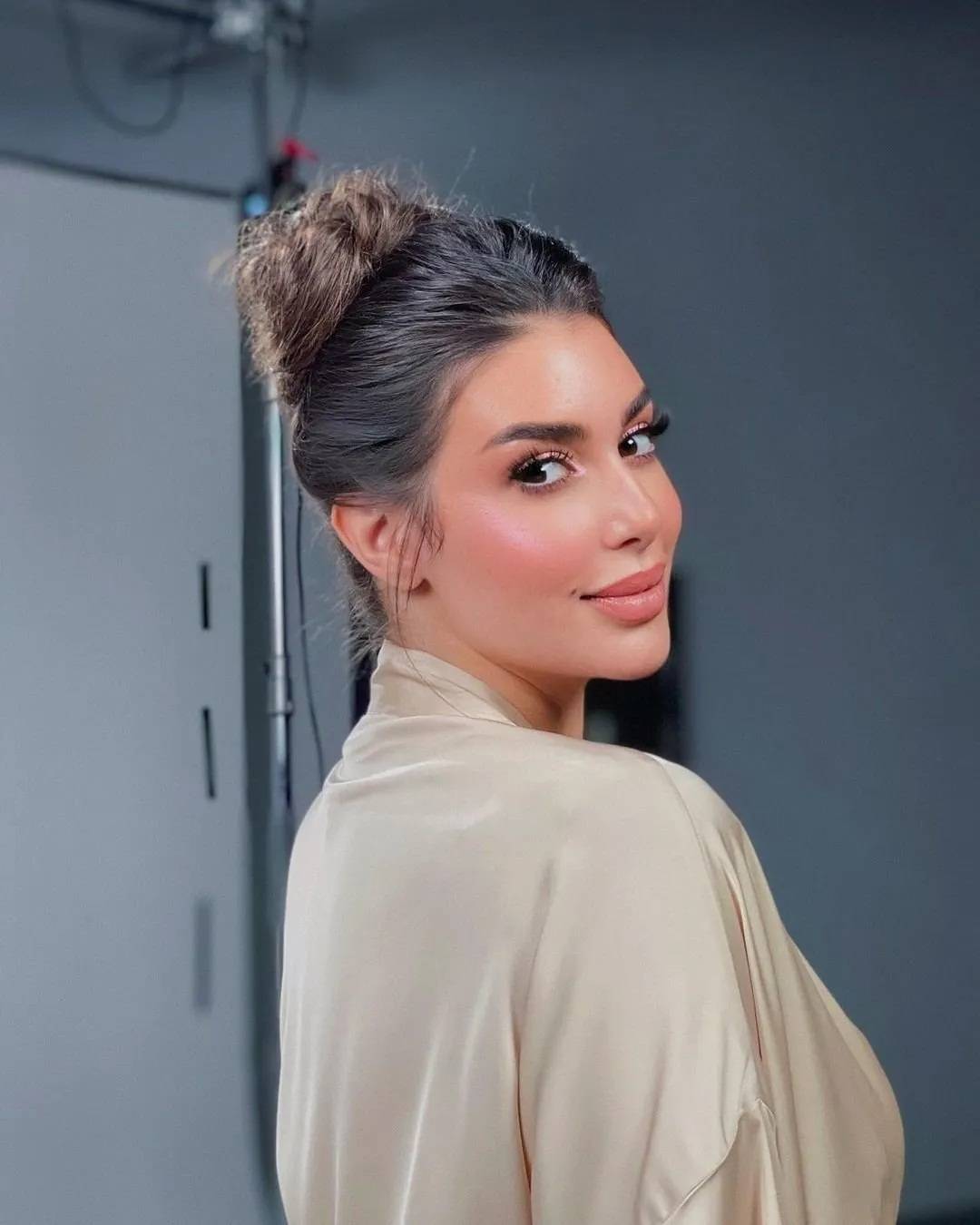 بالفيديو - ياسمين صبري تخطف الأنظار بالحجاب في السعودية