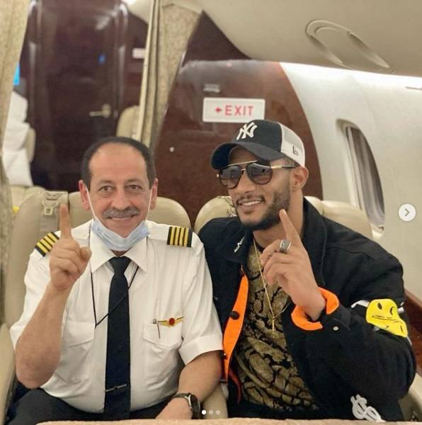 بعد الطيار الموقوف... محمد رمضان يلتقط الصور مع ثلاثة طيارين والجمهور يحذّر