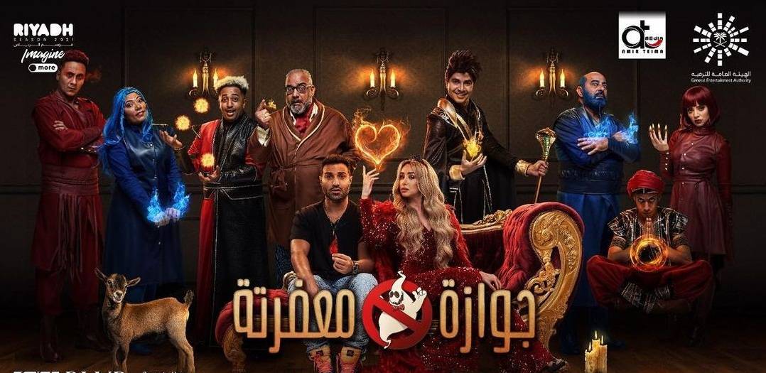 بالفيديو - أحمد فهمي يحتفل بنجاح عرض مسرحيته في 