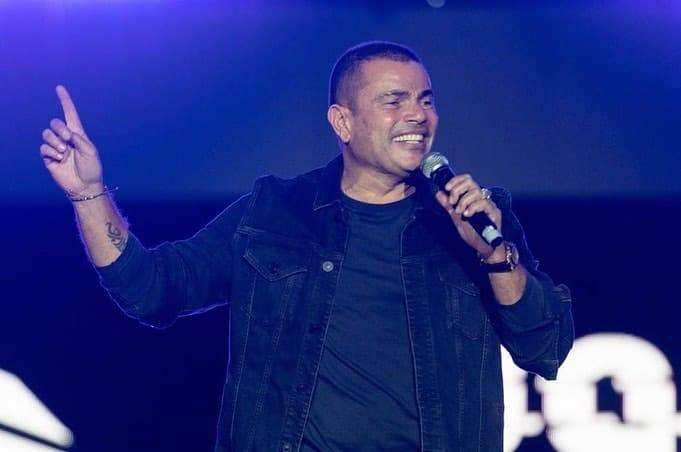 بالصور - تفاعل استثنائي مع عمرو دياب في حفل 