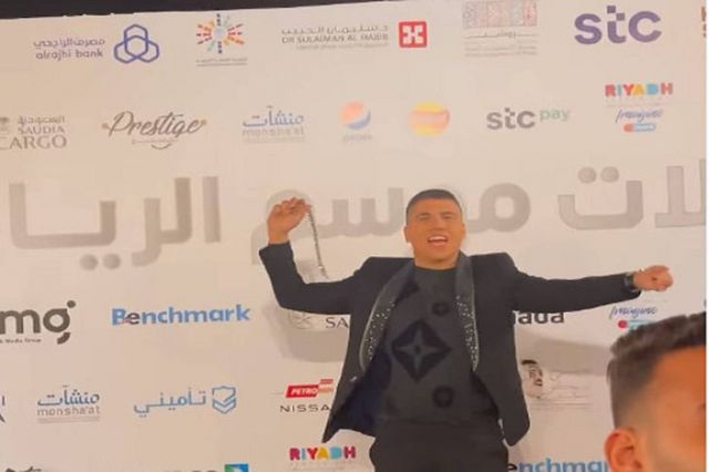 هجوم على عمر كمال بسبب رقصه وما قاله على المسرح