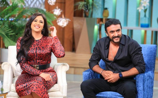 بالفيديو - أحمد العوضي يعلق على تقليد ياسمين عبد العزيز لنفسها في سن الـ13