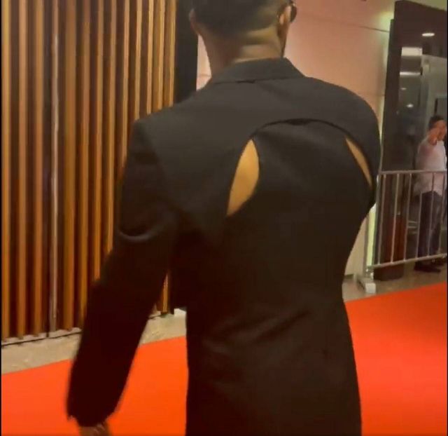 محمد رمضان ببدلة مفتوحة من الظهر