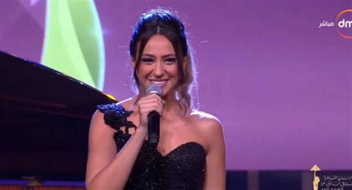 بالفيديو - هند عبد الحليم تغني للمرة الأولى في مهرجان القاهرة.. وتتعرض للإنتقاد
