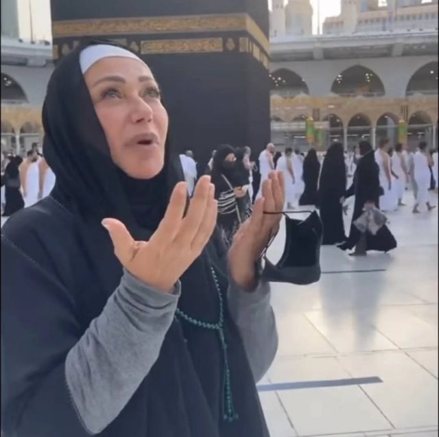 ليلى علوي من أمام الكعبة