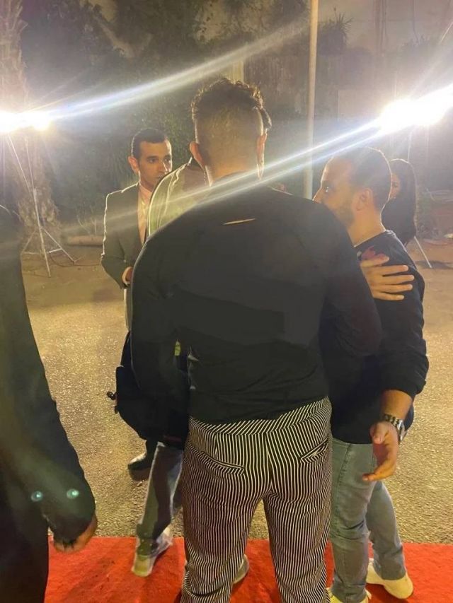 أحمد الفيشاوي ببدلة مفتوحة من الظهر