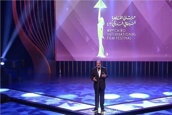 بالفيديو - خالد الصاوي يستعيد صحته ويتأثر الجميع بما قاله عن السينما بمصر