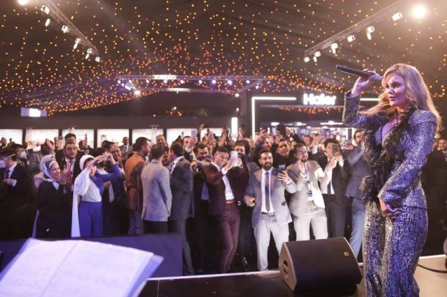 نيكول سابا ترقص في الحفل