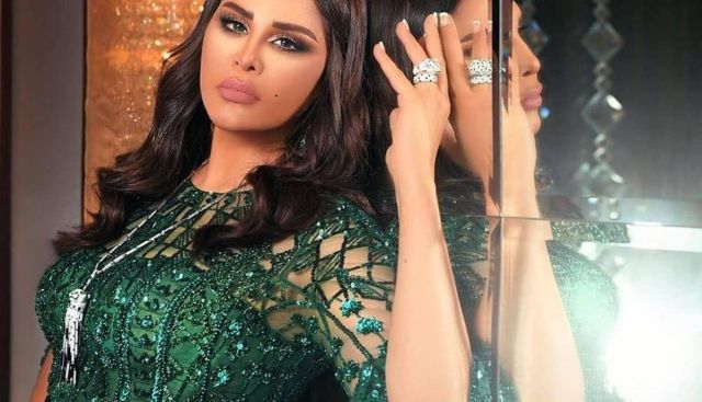 بالفيديو - أحلام الشامسي تسكت فرقتها الموسيقية من أجل طفل