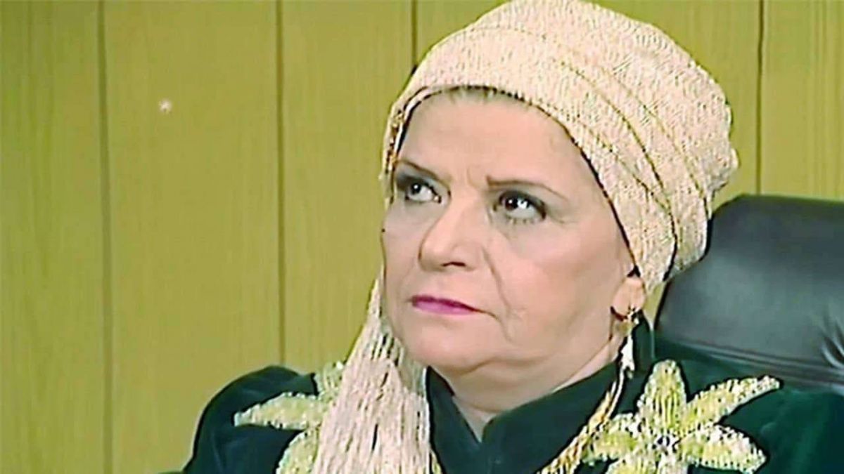 فيديو نادر - سناء جميل تحاور مفيد فوزي بملابس المنزل