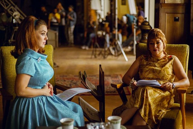 ثلاث نساء في منزل واحد ضمن فترات زمنية متباعدة في كوميديا 