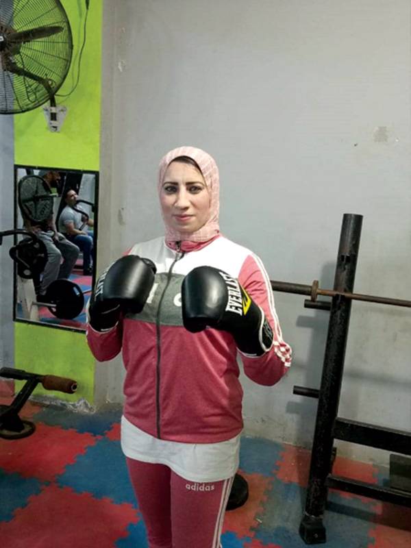 المدرّبة صباح عبدالحليم تكسر القيود وتدرّب الرجال على الملاكمة في الصعيد