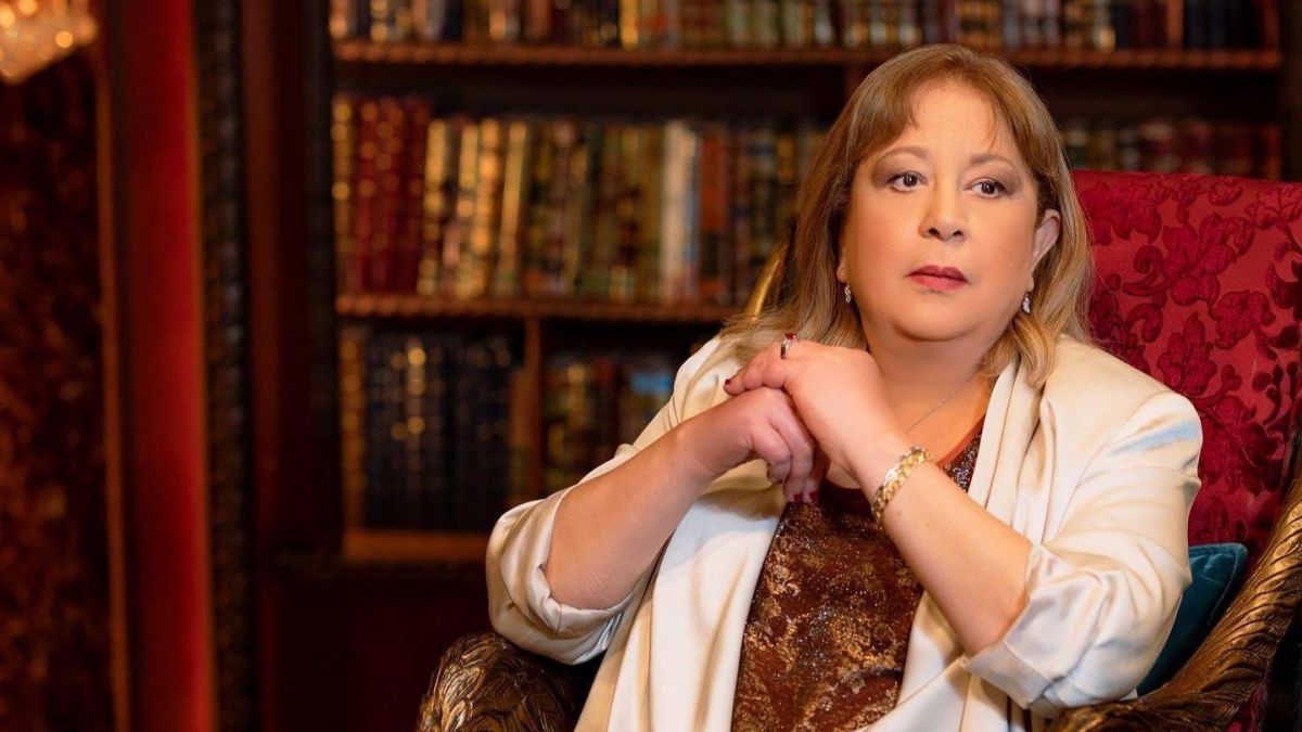 بالصور - بعد تصريحاتها المثيرة عن الراحل فاروق الفيشاوي... سمية الألفي تدعم نجلها أحمد
