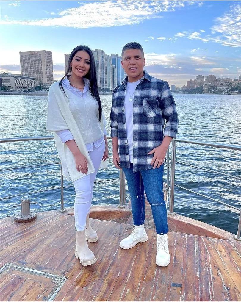 بالفيديو - عمر كمال يحسم جدل خطوبته بقارب وسط النيل