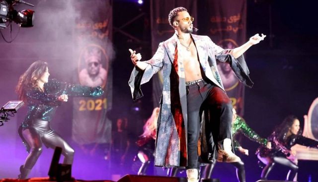 بالفيديو - مشاهد يُلقي هاتفه على محمد رمضان... وهذا ما فعله الأخير