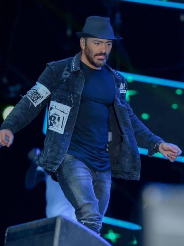 بعد تأجيل حفله بسبب رداءة الطقس... نصيحة تامر حسني للجمهور لمواجهة البرد القارس