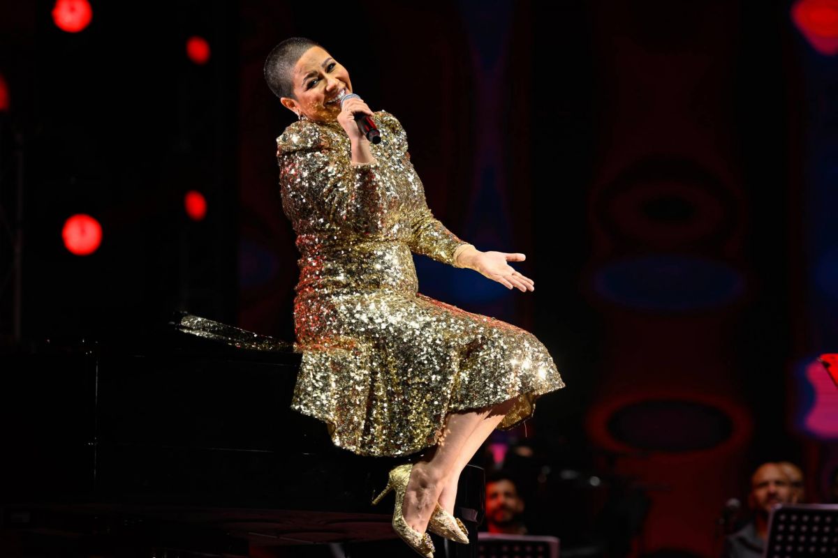 شيرين عبد الوهاب تصدم الجميع بحلاقة شعرها بالكامل وتردّ على التعليقات