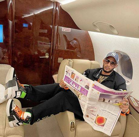 بالفيديو -  محمد رمضان يثير الجدل بإطلالاتها العارية والجمهور يلقي عليه الهدايا والساعات الثمينة