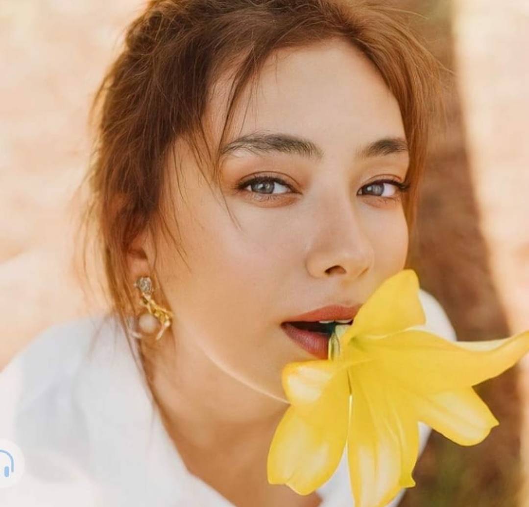 بالفيديو - نسليهان أتاغول محط اهتمام الجمهور في دبي... إطلالة تركية ناعمة