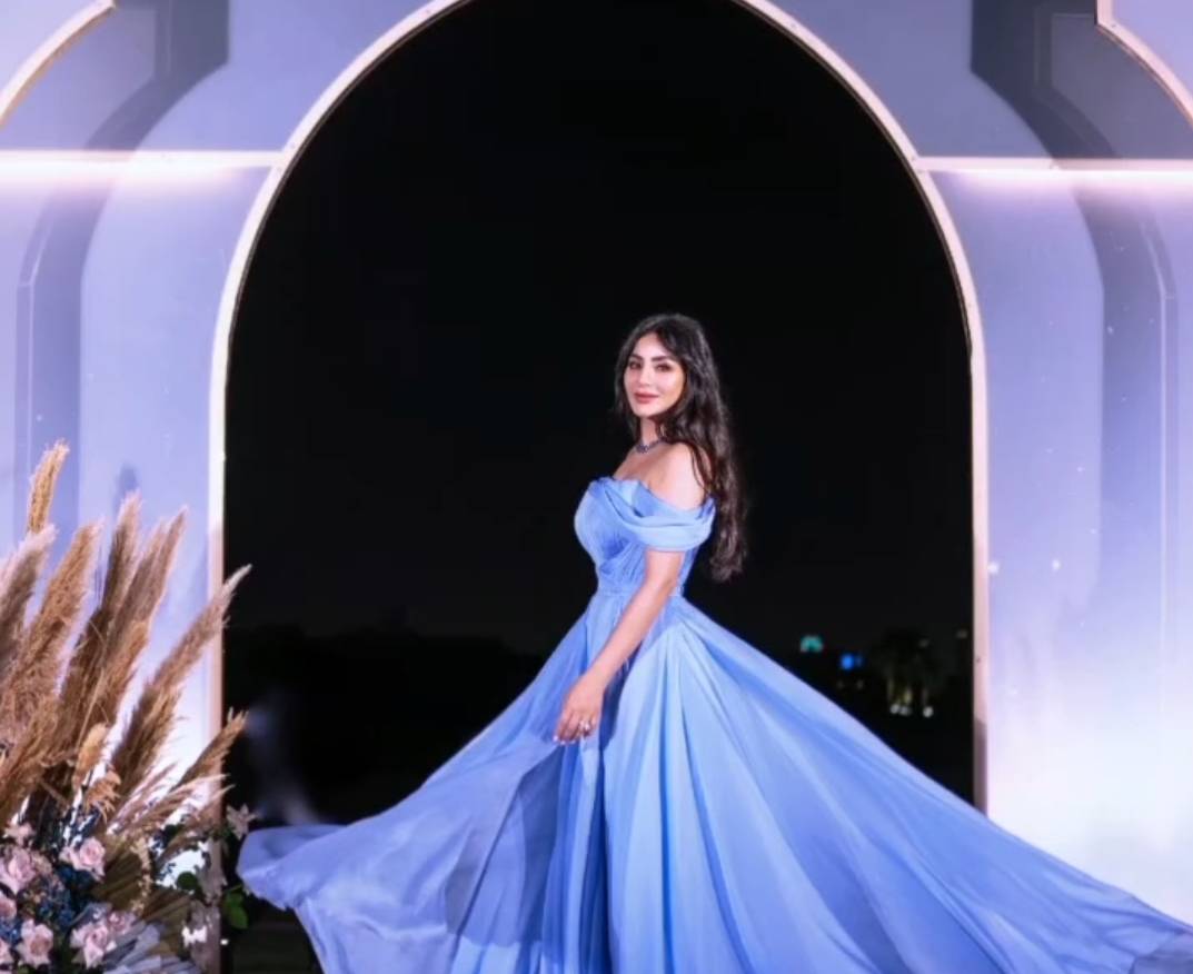 بالصور - لجين عمران تأسر القلوب بفستان ناعم يبرز رشاقتها