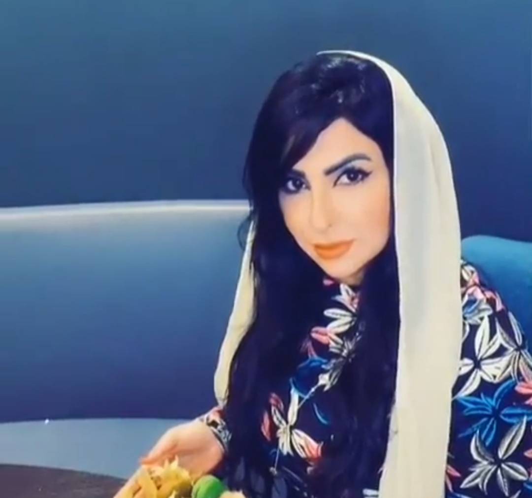 زينب العسكري تفطر القلوب خلال تشييع جثمان والدتها