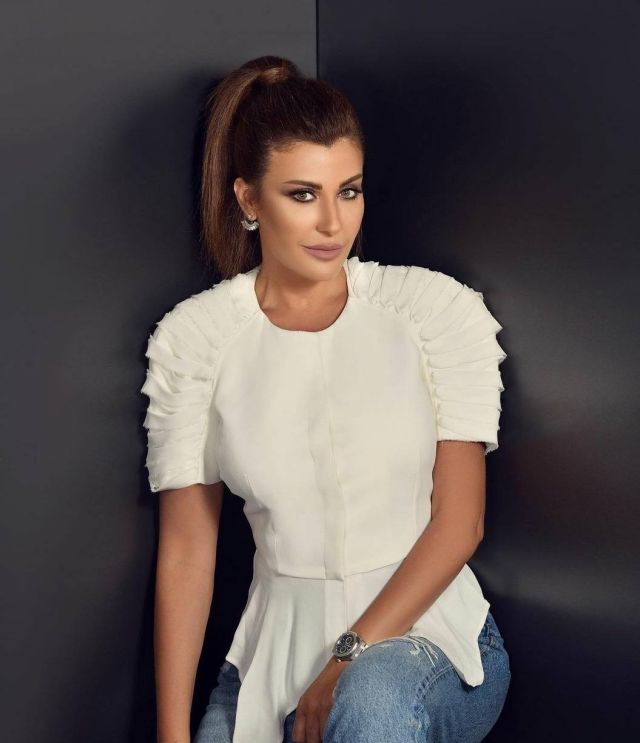 بالفيديو - ريتا حرب تخفي وجهها في أول ظهور لها بعد الحادث المروّع