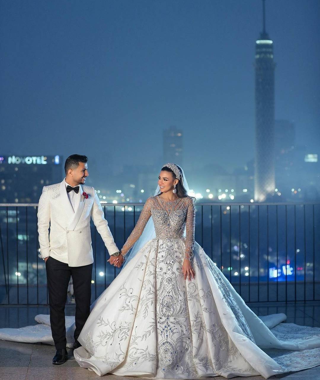 بالصور - فستان زفاف زوجة علي غزلان حديث العالم... مرصّع بالألماس