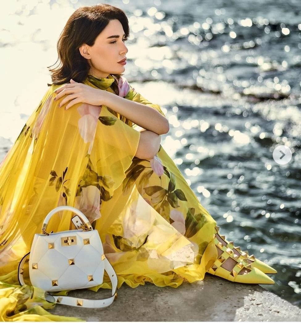 بالصور - سيرين عبدالنور تضج أنوثةً بإطلالة شتوية أنيقة