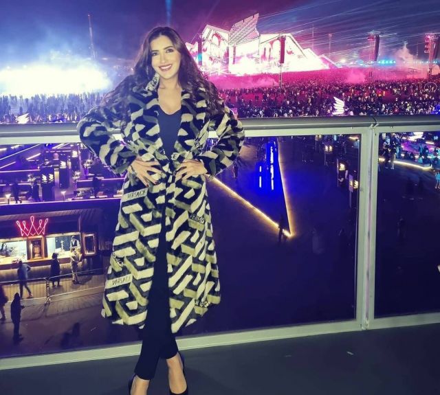 بالصور - مي عمر​ تتألق بمعطف فخم... إليكِ سعره