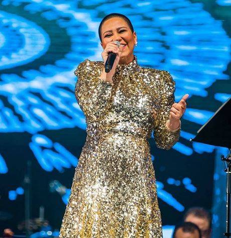 بالصور - بعد شيرين... فنانة سعودية تظهر حليقة الرأس في 