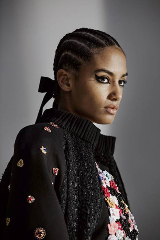 شانيل.. كواليس مكياج العارضات في عرض مجموعة Metiers D'Art